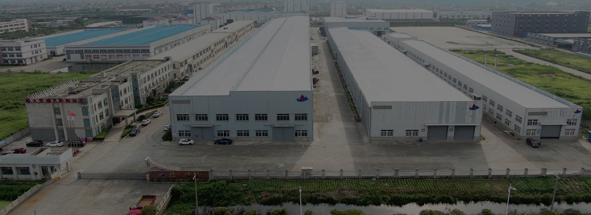 電機(jī)振動(dòng)給料機(jī)由振動(dòng)電機(jī)提供振動(dòng)，振幅：1.5-3mm，振動(dòng)頻率：96~1450次/分，給料量大但精度不高